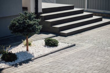 Kırsal kesimdeki modern evin dışında.