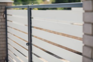 Kırsal kesimdeki modern evin dışında.