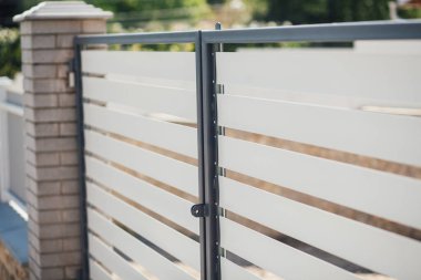 Kırsal kesimdeki modern evin dışında.