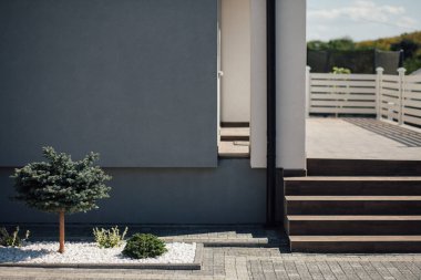 Kırsal kesimdeki modern evin dışında.