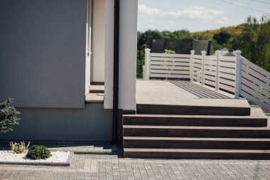 Kırsal kesimdeki modern evin dışında.