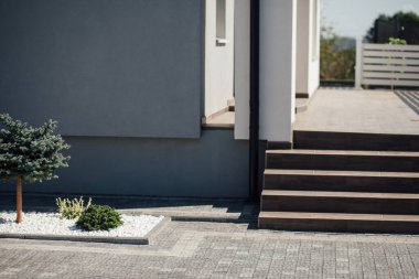 Kırsal kesimdeki modern evin dışında.