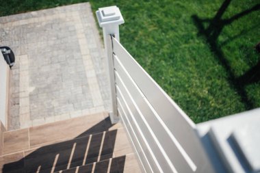 Kırsal kesimdeki modern evin dışında.