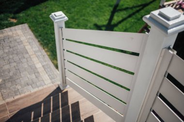 Kırsal kesimdeki modern evin dışında.