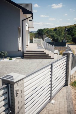 Kırsal kesimdeki modern evin dışında.