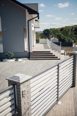 Kırsal kesimdeki modern evin dışında.