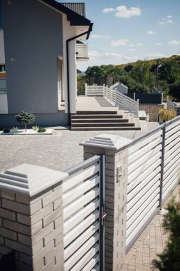 Kırsal kesimdeki modern evin dışında.