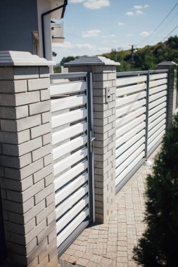 Kırsal kesimdeki modern evin dışında.