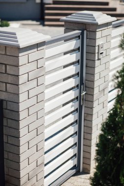 Kırsal kesimdeki modern evin dışında.