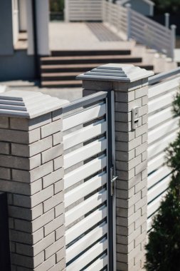 Kırsal kesimdeki modern evin dışında.