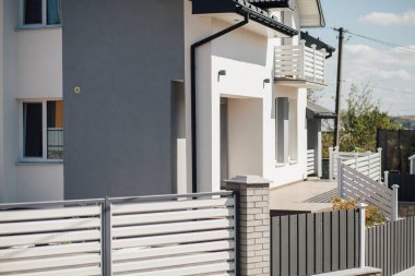 Kırsal kesimdeki modern evin dışında.