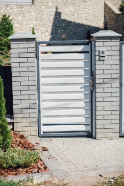 Kırsal kesimdeki modern evin dışında.