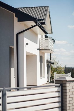 Kırsal kesimdeki modern evin dışında.