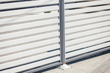 Yeni bir metal çitin parçası