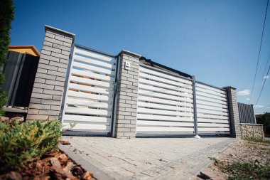 Yeni bir metal çitin parçası