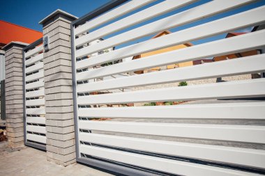 Yeni bir metal çitin parçası