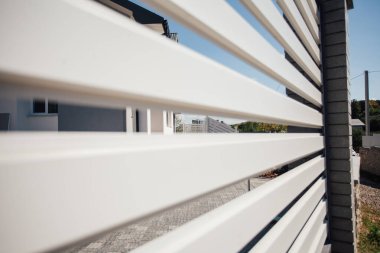 Kırsal kesimdeki modern evin dışında.