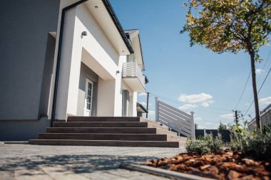 Kırsal kesimdeki modern evin dışında.