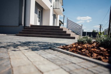 Kırsal kesimdeki modern evin dışında.