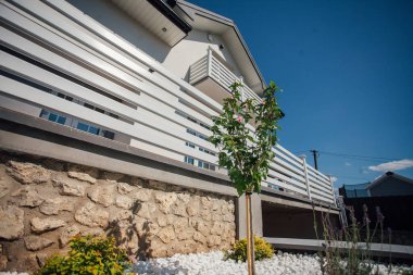 Kırsal kesimdeki modern evin dışında.