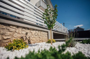 Kırsal kesimdeki modern evin dışında.