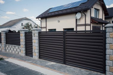 Yeni bir metal çitin parçası