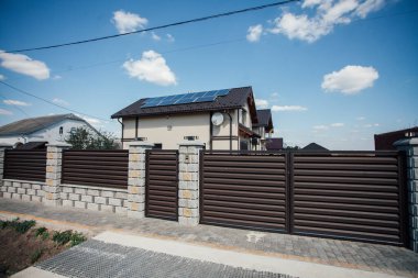 Yeni bir metal çitin parçası