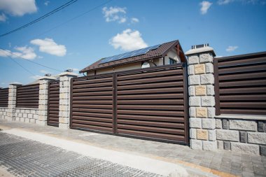 Yeni bir metal çitin parçası