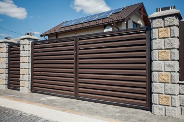 Yeni bir metal çitin parçası