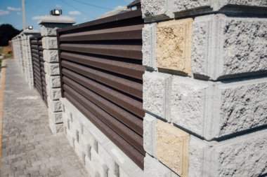 Yeni bir metal çitin parçası