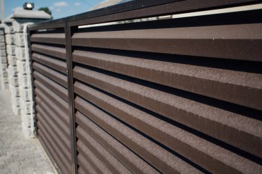 Yeni bir metal çitin parçası