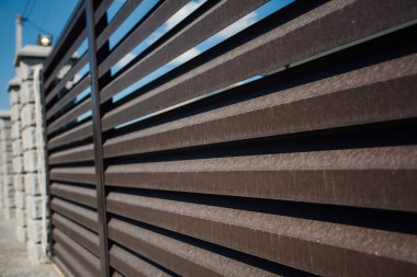 Yeni bir metal çitin parçası