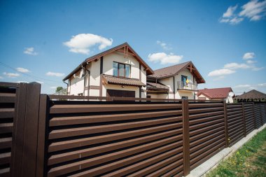 Yeni bir metal çitin parçası