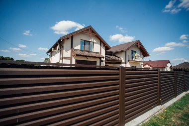 Yeni bir metal çitin parçası