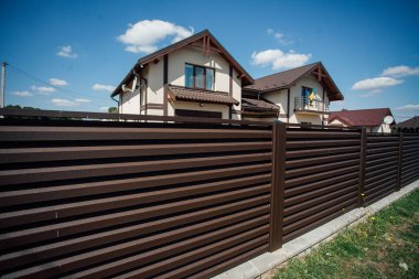 Yeni bir metal çitin parçası