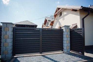 Yeni bir metal çitin parçası