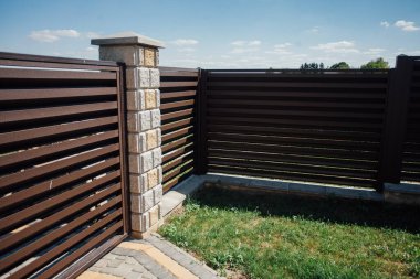 Yeni bir metal çitin parçası