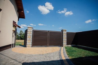 Yeni bir metal çitin parçası