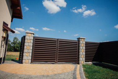 Yeni bir metal çitin parçası