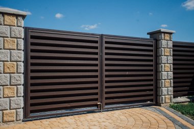 Yeni bir metal çitin parçası