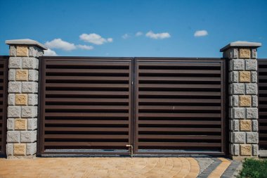 Yeni bir metal çitin parçası