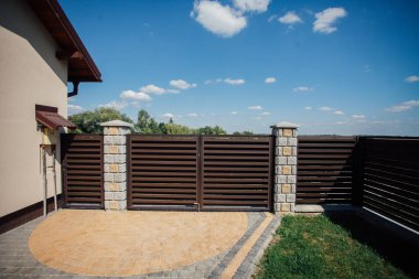 Yeni bir metal çitin parçası