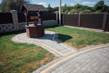 Kırsal kesimdeki modern evin dışında.