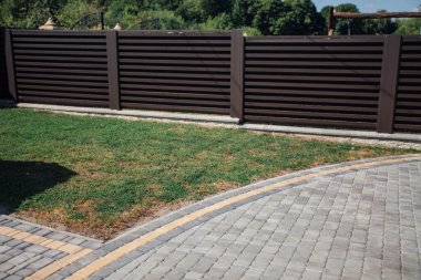 Yeni bir metal çitin parçası