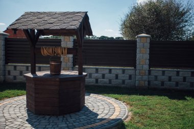 Kırsal kesimdeki modern evin dışında.