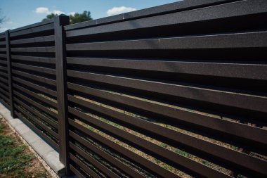 Yeni bir metal çitin parçası