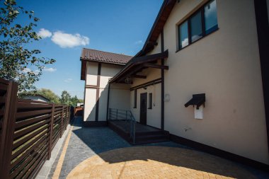 Kırsal kesimdeki modern evin dışında.