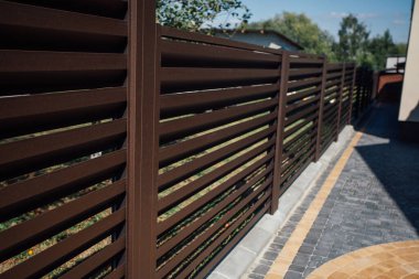 Yeni bir metal çitin parçası