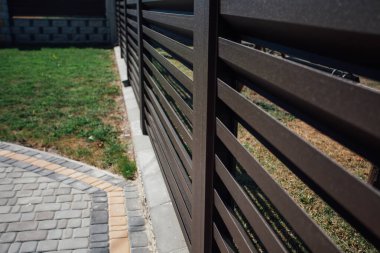 Yeni bir metal çitin parçası