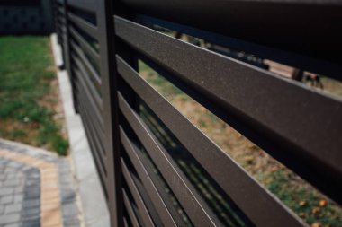 Yeni bir metal çitin parçası